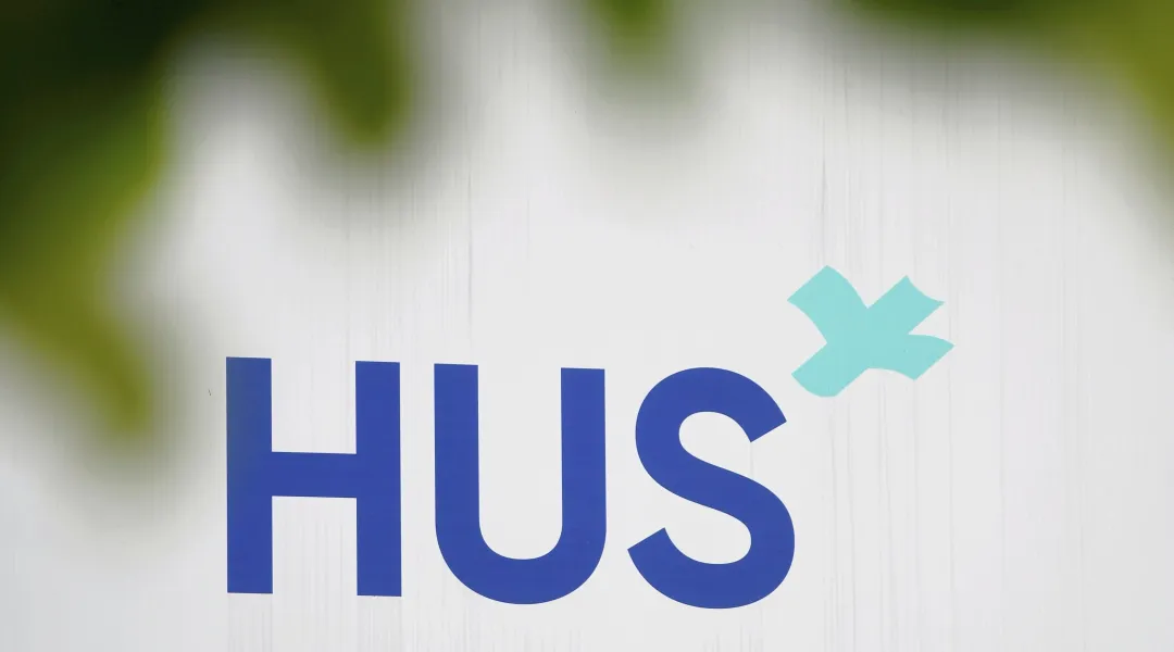 Kuvassa HUS:in logo