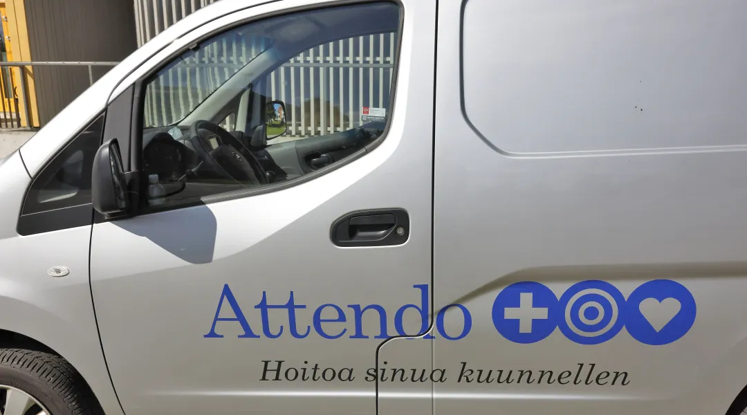 Pakettiauto, jossa on teksti &quot;Attendo - Hoitoa sinua kuunnellen&quot;.