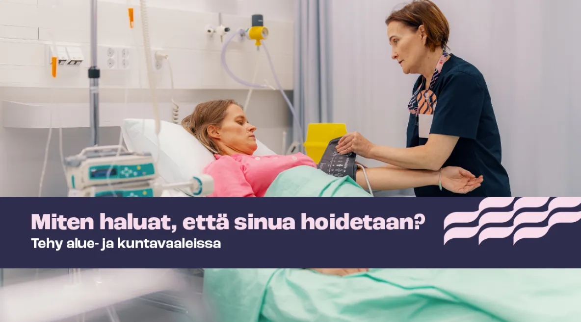 Potilas makaa sairaalasängyssä. Hoitaja on vierellä ja katsoo potilasta.