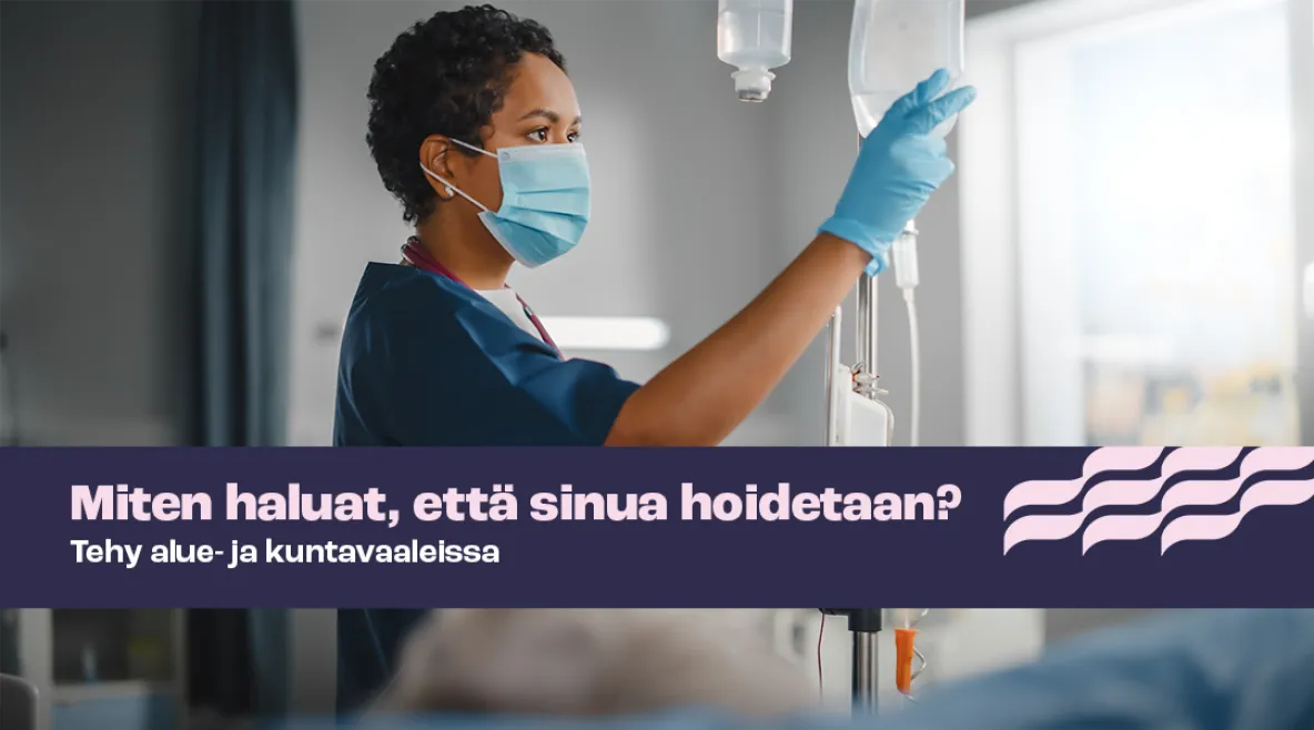 Tummaihoinen nainen tarkistaa sairaalassa tippatelinettä. Hänellä on suun päällä maski.