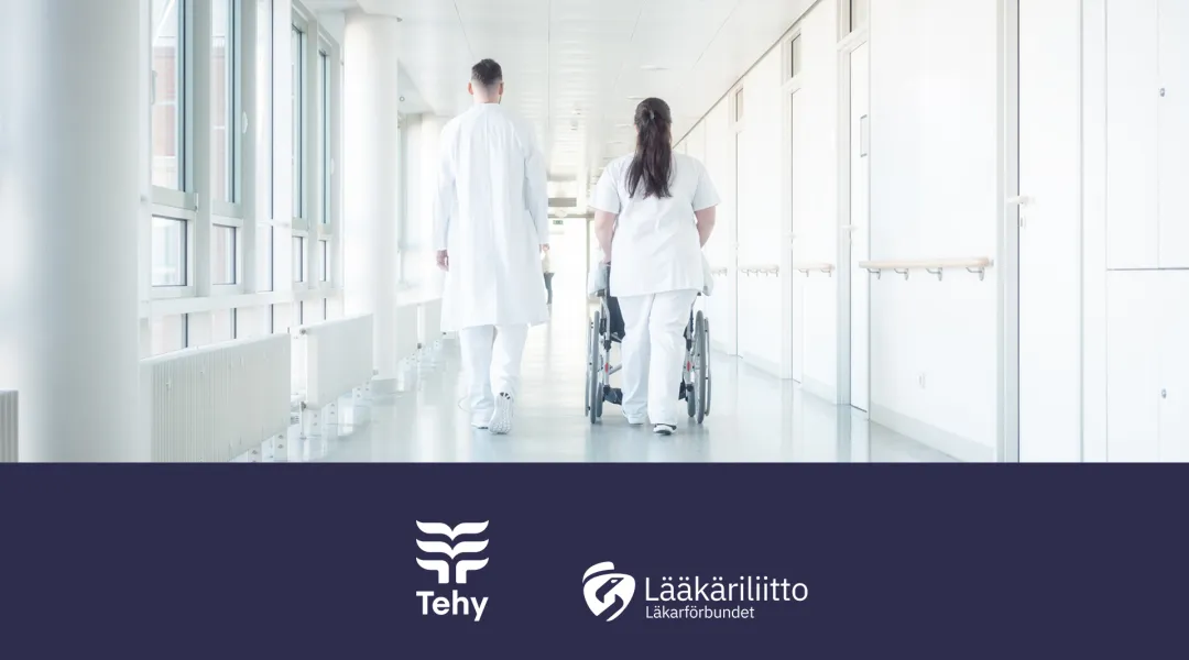 Sairaalan käytävällä lääkäri ja hoitaja kävelevät poispäin. Hoitaja työntää potilasta pyörätuolissa.