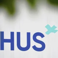 Kuvassa HUS:in logo