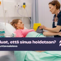 Potilas makaa sairaalasängyssä. Hoitaja on vierellä ja katsoo potilasta.