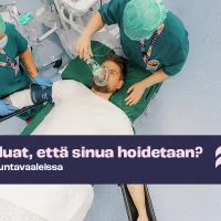 Potilas makaa happinaamari sängyssä ja kaksi hoitajaa ympärillä. Kuvassa teksti &quot;Miten haluat, että sinua hoidetaan? Tehy alue- ja kuntavaaleissa&quot;.