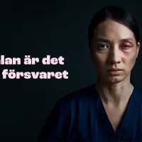 Tummahiuksinen nainen, jolla on musta silmä. Kuvassa teksti &quot;Anmälan är det bästa försvaret&quot;.