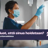 Tummaihoinen nainen tarkistaa sairaalassa tippatelinettä. Hänellä on suun päällä maski.