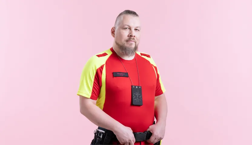 Kuvassa ensihoitaja Maailman parhaat -kampanjassa