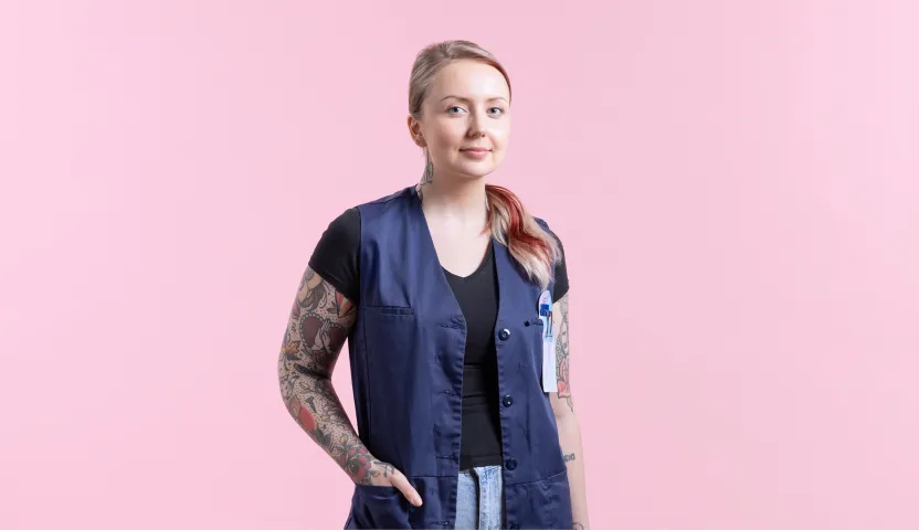 Kuvassa mielenterveyskuntoutujien ohjaaja Maailman parhaat -kampanjassa