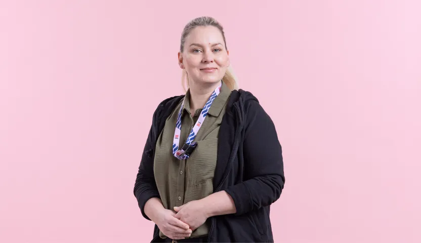 Kuvassa sosiaaliohjaaja Maailman parhaat -kampanjassa