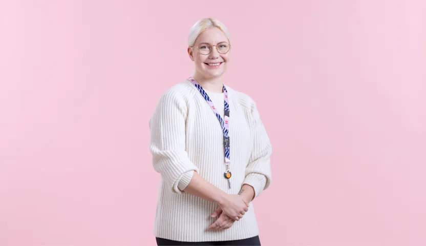 Kuvassa terveydenhoitaja Maailman parhaat -kampanjassa